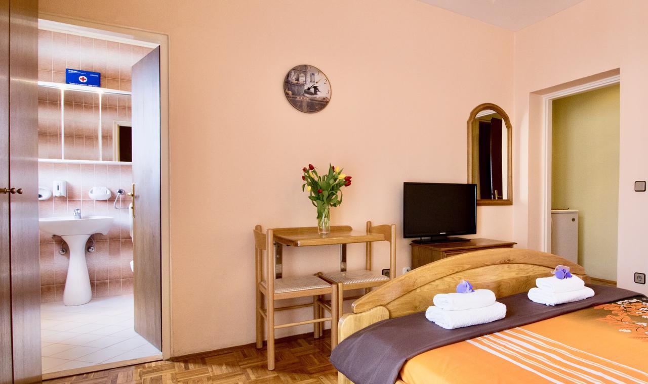 Pansion Adria Sveti Filip i Jakov Exterior foto