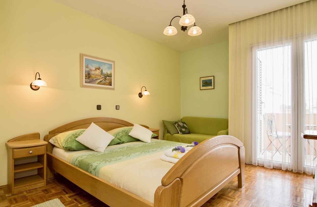 Pansion Adria Sveti Filip i Jakov Exterior foto