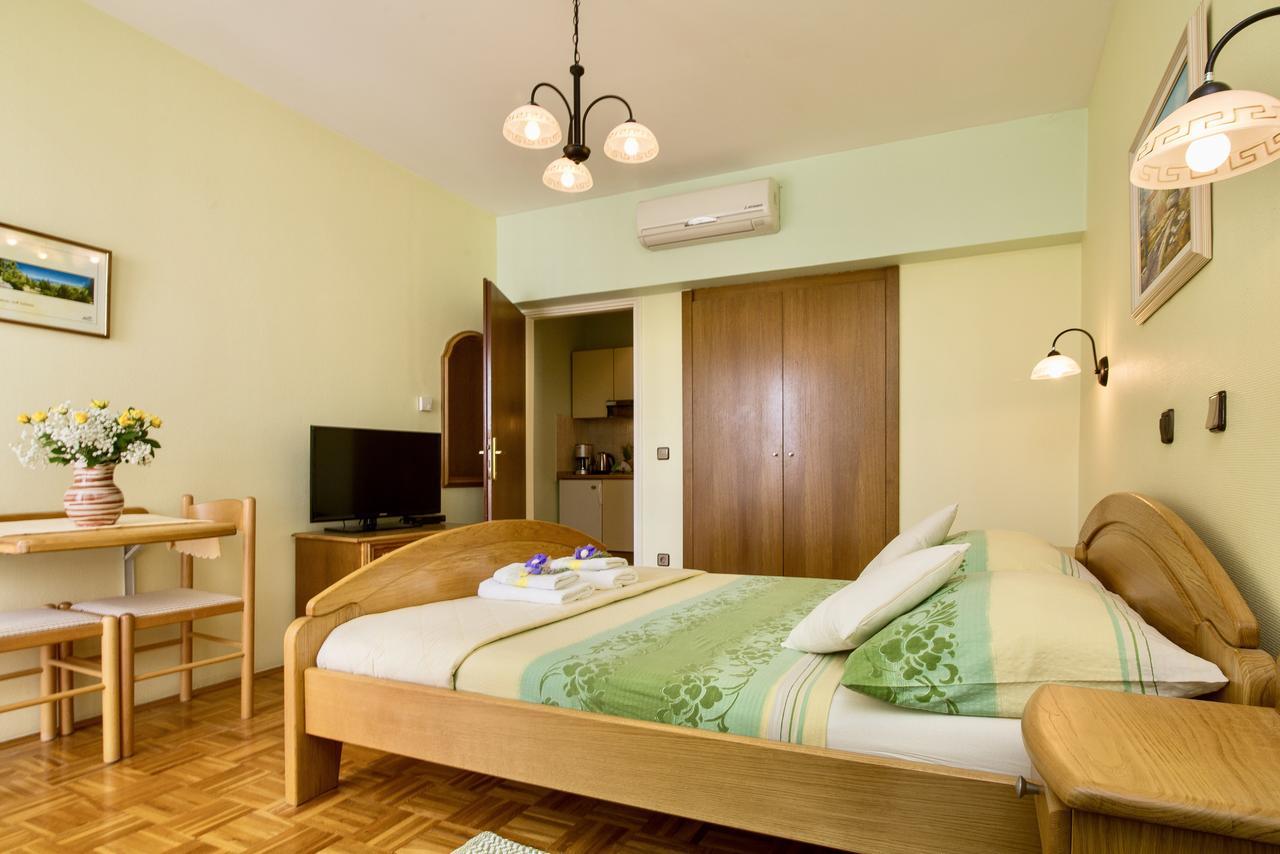 Pansion Adria Sveti Filip i Jakov Exterior foto