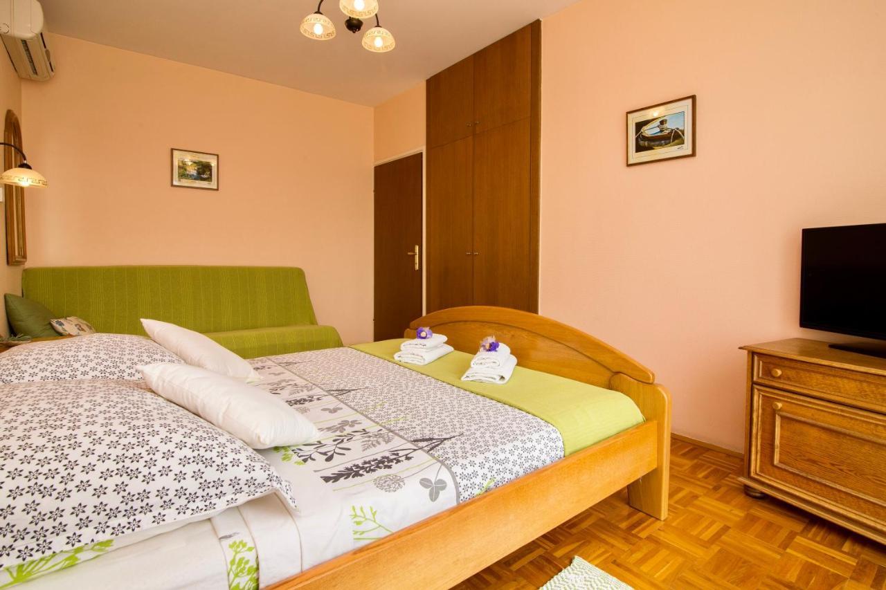 Pansion Adria Sveti Filip i Jakov Exterior foto